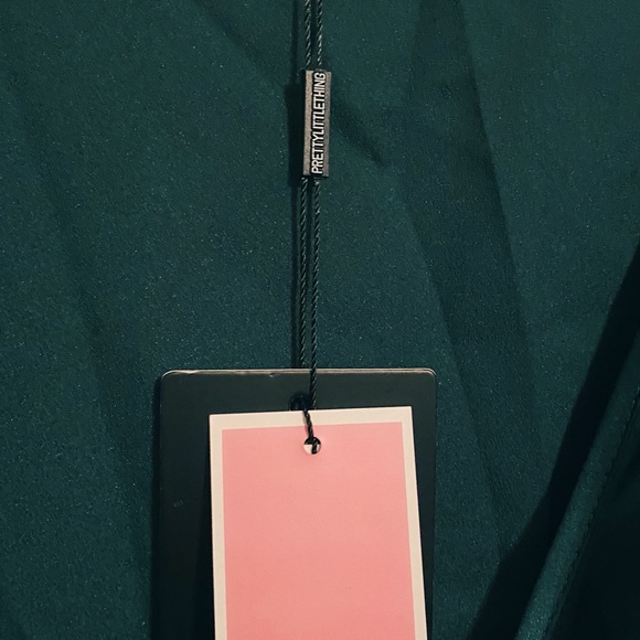 Pretty Little Thing Plus Emerald Green Satin Long Sleeve Wrap Dress - Picture 3 of 4